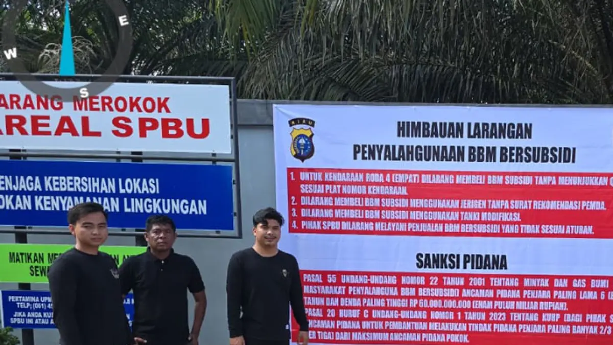 Personel Polsek Kuantan Mudik memasang spanduk larangan penyalahgunaan BBM bersubsidi di SPBU Desa Koto Gunung Kecamatan Gunung Toar, Rabu (22/4/2026). (Polres Kuansing untuk Riaupos.co)