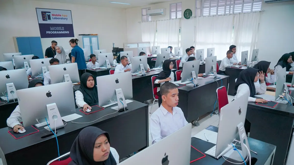  Peserta mengikuti seleksi ujian berbasis komputer (CBT) penerimaan mahasiswa baru program Beasiswa Prestasi Yayasan Politeknik Caltex Riau, Selasa (21/4/2026). (pcr untuk riau pos)
