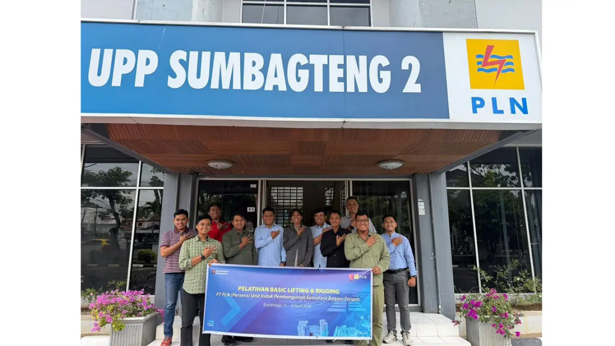 Peserta Pelatihan Kritikal Lifting dan Rigging yang diselenggarakan PLN (Persero) melalui Unit Induk Pembangunan Sumatera Bagian Tengah (UIP Sumbagteng) foto bersama usai pelatihan. (PT PLN (PERSERO) UNTUK RIAU POS)