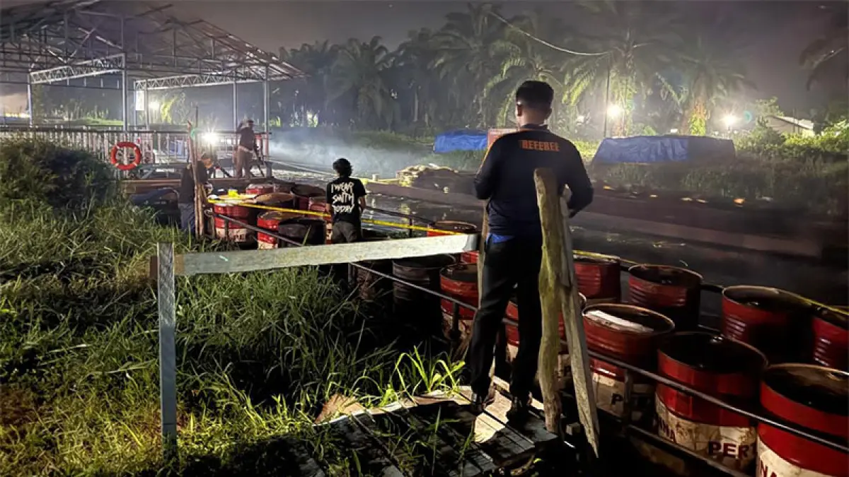 Petugas dari Polda Riau saat mengamankan puluhan drum berisi BBM bersubsidi yang diselewengkan. (ISTIMEWA)