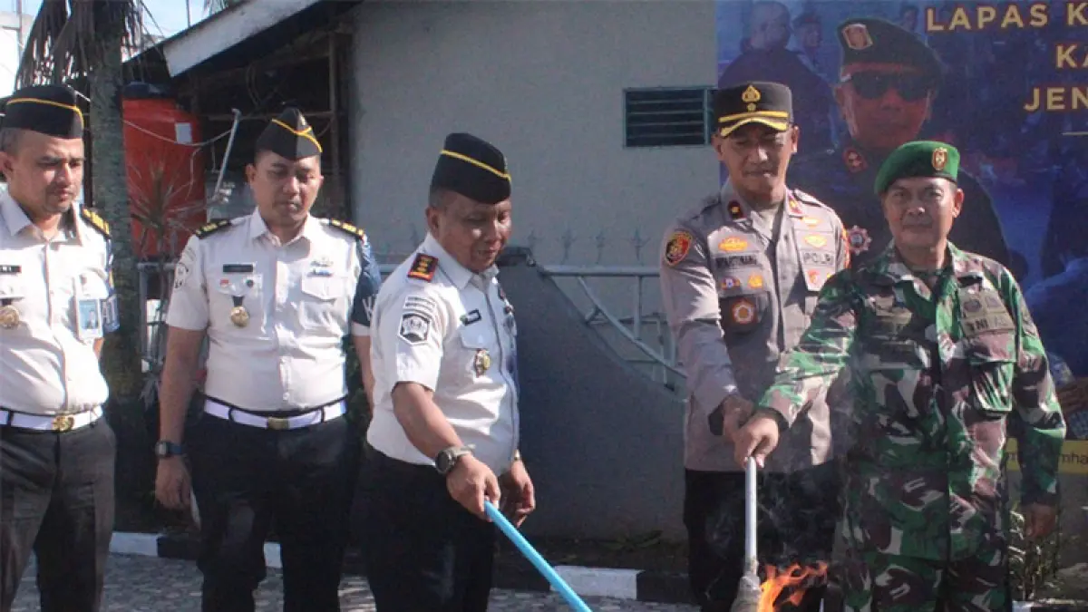 Petugas Lapas bersama Polres dan Kodim 0303/Bengkalis memusnahkan barang bukti hasil razia berupa barang-barang terlarang yang ditemukan selama empat bulan terakhir, Rabu (22/4/2026). (ISTIMEWA)