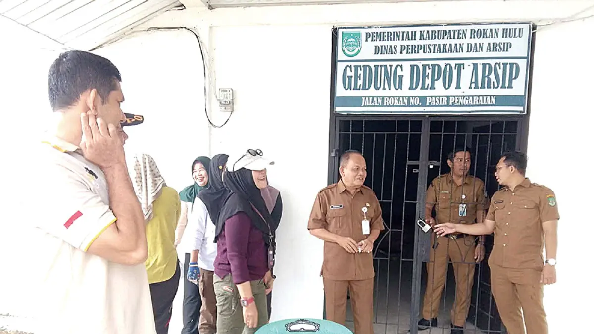 Pj Sekda Rohul Drs H Yusmar MSi didampingi Plt Kasatpol PP dan Damkar Rohul Denis Hendri ikut melaksanakan goro bersama Selasa Bersih dengan  membersihkan aset bersejarah eks Gedung Pertemuan Pasirpengaraian, Selasa (21/4/2026). (Dinas Kominfo Rohul)