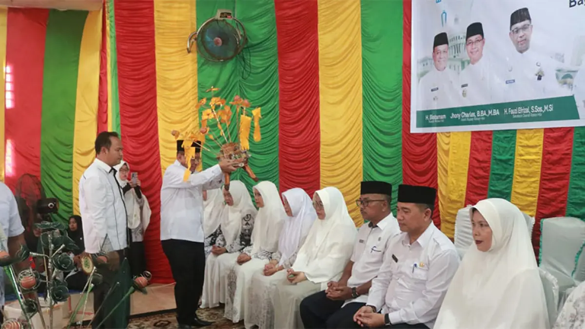 Prosesi upah-upah dilakukan Bupati Rohil H Bistamam untuk JCH guru, di Bagansiapiapi, Rabu (22/4/2026). (Foto Zulfadhli).