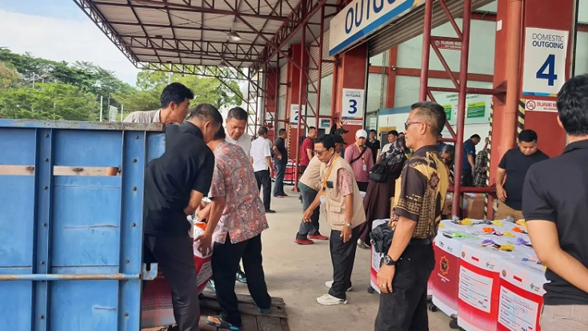 Ratusan koper milik jemaah calon haji (JCH) Kloter 03 BTH tampak lebih dulu diantar ke kargo Bandara Sultan Syarif Kasim II Pekanbaru. (Joko Susilo/Riaupos.co)