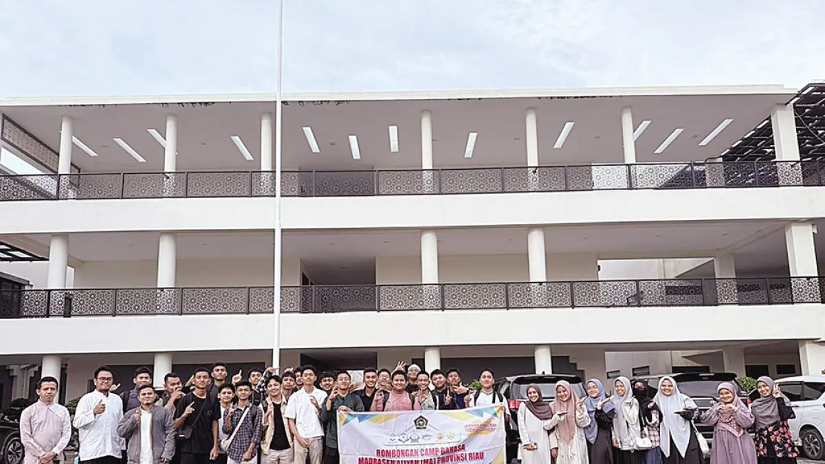 Rombongan siswa MAN 1 Pekanbaru yang melanjutkan pendidikan ke Timur Tengah berfoto bersama usai pelatihan pendalaman Bahasa Arab di Markas Al Azhar Indonesia Bekasi, belum lama ini. (Humas MAN 1 Pekanbaru)