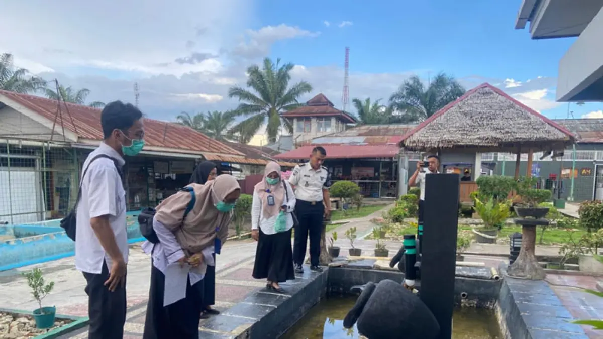 Rutan Rengat bersama Puskesmas Pekan Heran melakukan penyelidikan epidemiologi di kolam sebagai upaya pencegahan penyakit DBD dan Malaria, Rabu (22/4/2026). (Rutan Rengat untuk Riaupos.co)