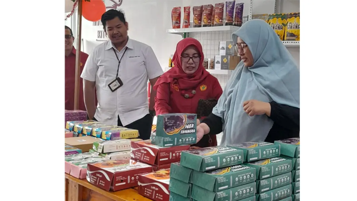 Suci Anggreini menunjukkan produk UMKM saat kunjungan perwakilan Kampus UNP Padang dan PCR di salah satu outlet UMKM Matahari Bertuah, di Kelurahan Limbungan, Rumbai, beberapa waktu lalu. (ISTIMEWA)