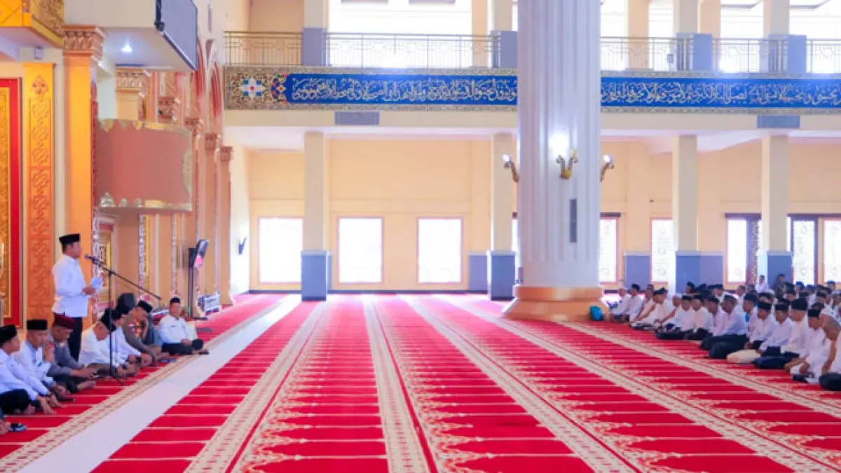 Wabup Rohul H Syafaruddin Poti berikan arahan sekaligus membuka acara manasik haji tingkat kabupaten di ruang utama salat MAIC Rohul, Rabu (22/4/2026). (Prokoim Setda Rohul untuk Riaupos.co)
