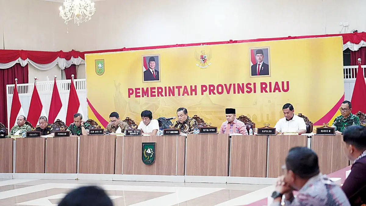 Wakil Ketua BAM DPR RI Adian Napitupulu, Plt Gubernur Riau SF Hariyanto, Wakil Ketua DPRD Riau Ahmad Tarmizi, serta beberapa unsur pemerintah lainnya saat mengadakan pertemuan membahas konflik agraria di Riau. (HUMAS DPRD RIAU UNTUK RIAU POS)

