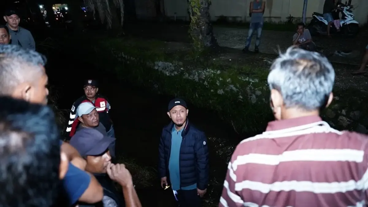 Wako Pekanbaru Agung Nugroho melakukan pengecekan langsung titik banjir di Pekanbaru, Selasa (21/4/2026) malam tadi. (M Ali Nurman/Riaupos.co)