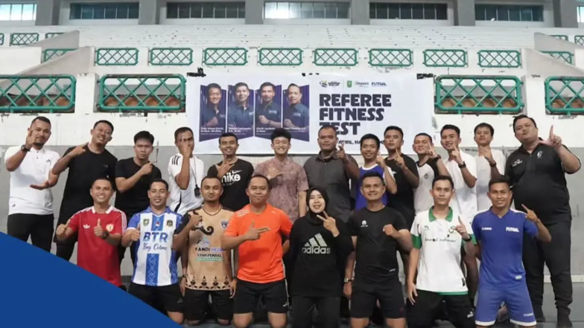 Wasit futsal Riau foto bersama usai lolos Refree Fitness Test di Hall A Sport Center Rumbai, Selasa (21/4/2026). (AFP Riau untuk Riaupos.co)