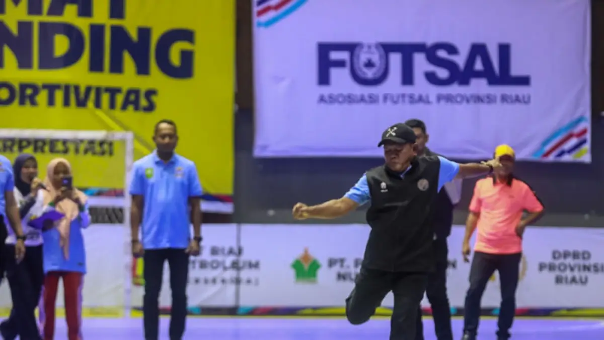 Sekretaris Dispora Riau Nur Hamdi didampingi Ketua Komisi V DPRD Riau Indra Gunawan Eet, dan Ketua AFP Riau Rendra Febriyanto melakukan tendangan pertama saat membuka Kejurda Futsal Piala Gubri 2026 di GOR Tribuana Pekanbaru, Kamis (23/4/2026). (AFP Riau untuk Riaupos.co)