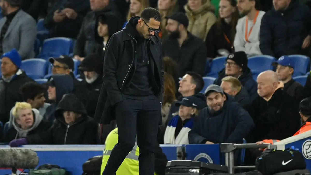 Pelatih kepala Chelsea Liam Rosenior berjalan di pinggir lapangan selama pertandingan sepak bola Liga Premier Inggris antara Brighton and Hove Albion dan Chelsea di American Express Community Stadium di Brighton, Inggris Selatan, Rabu (22/4/2026). (Glyn KIRK/AFP)
