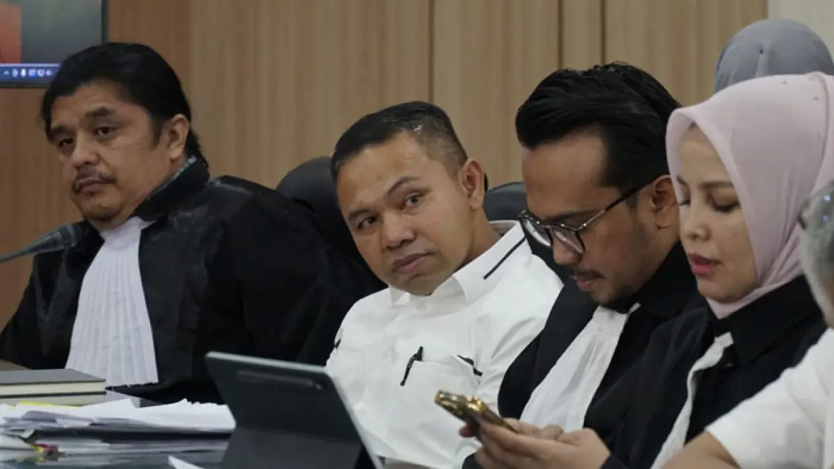Gubernur Riau nonaktif Abdul Wahid dan mantan Kadis PUPR Riau M Arief Setiawan dan Tenaga Ahli Gubri Dani M Nursalam saat ikuti proses sidang di Pengadilan Tipikor PN Pekanbaru, dengan agenda mendengar keterangan saksi masih terus bergulir, Pekanbaru, Kamis (23/4/2026). (Mhd Akhwan/Riaupos.co)