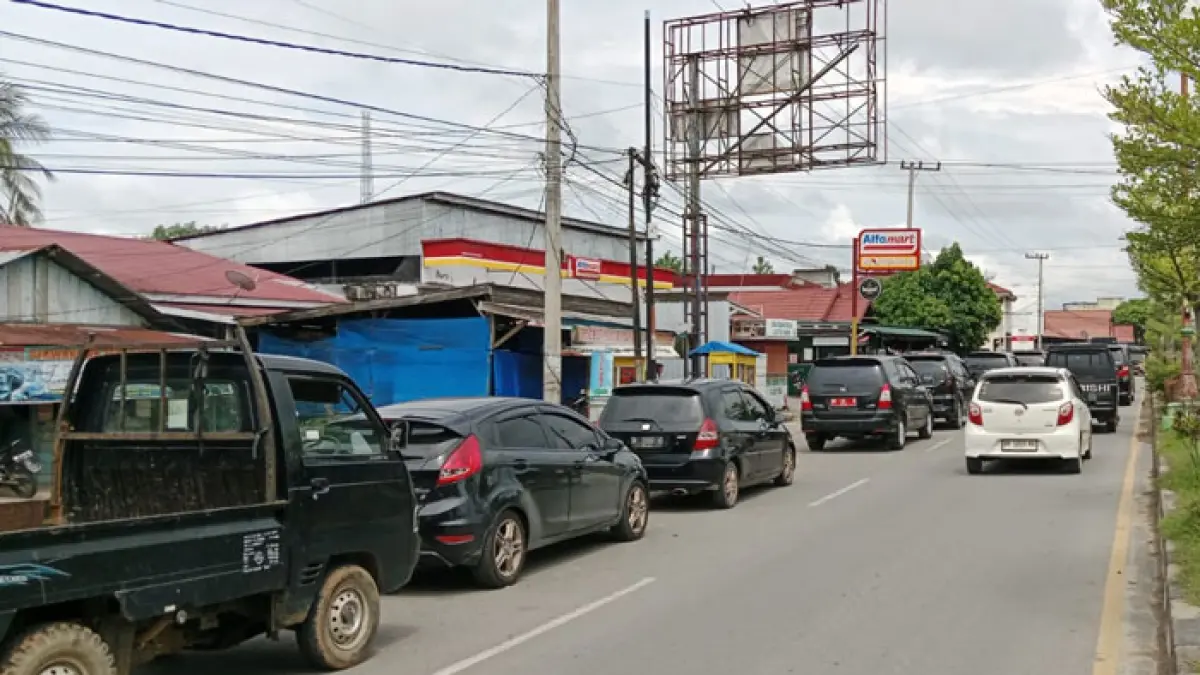 Antrean kendaraan di SPBU Sungai Jering, Kecamatan Kuantan Tengah, Kamis (23/4/2026) masih terjadi. (Desriandi Candra/Riaupos.co)