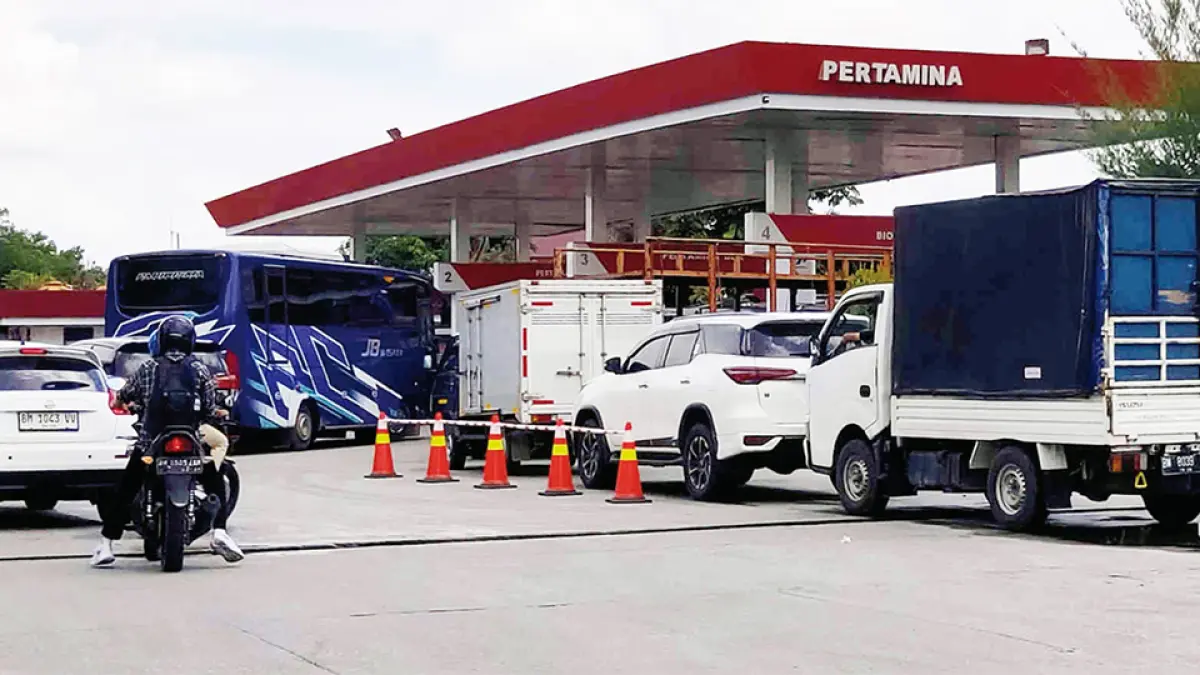Antrean kendaraan saat mengisi bahan bakar minyak jenis biosolar terjadi di SPBU Jalan SM Amin Pekanbaru, Rabu (22/4/2026).  (EVAN GUNANZAR/RIAU POS)