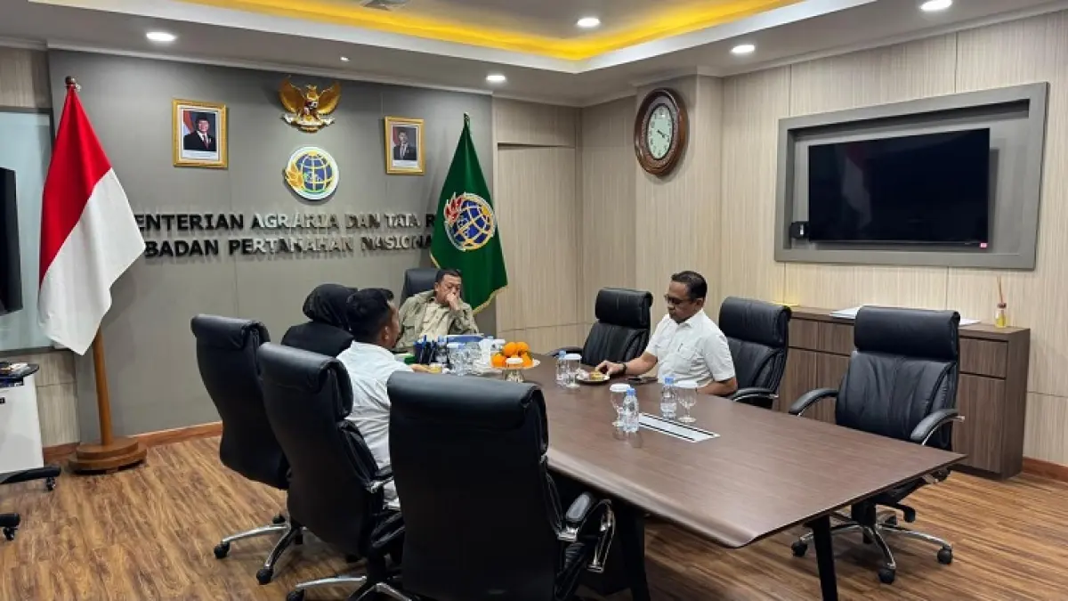 Bupati Siak Afni Z memberikan penjelasan kepada Menteri ATR/BPN Nusron Wahid di ruang kerjanya di Jakarta, Kamis (23/4/2026). (Istimewa)