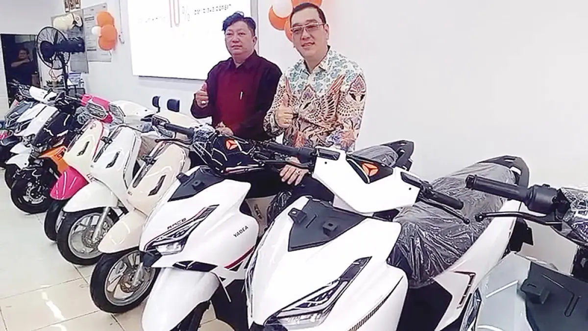 Direktur Operasional Yadea Pekanbaru Nata Hedy Nyo SE SH MH (kiri) memperkenalkan produk unggulannya motor listrik Yadea kepada konsumen usai grand opening dealer di Jalan Durian, Kecamatan Sukajadi, Rabu (22/4/2026). (PRAPTI DWI LESTARI)