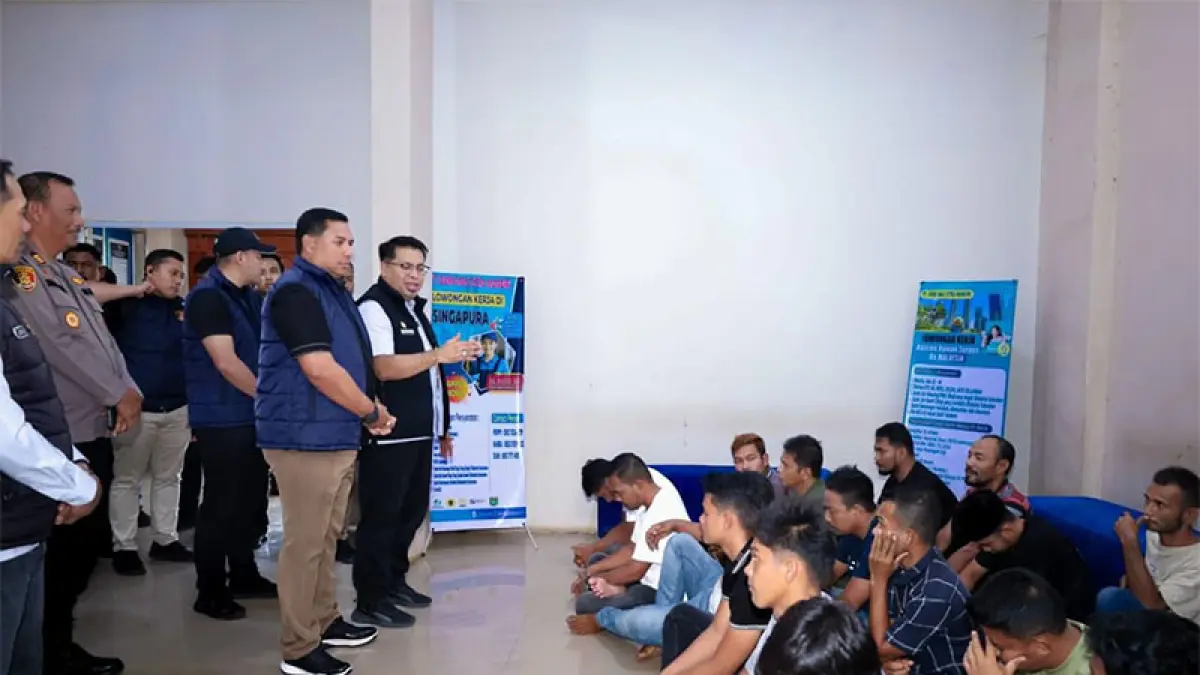 Dirkrimum Polda Riau Kombes Pol Hasyim Risahondua saat memberikan pengarahan kepada 63 PMI yang diamankan Polres Dumai, Kamis (23/4/2026). (ISTIMEWA)