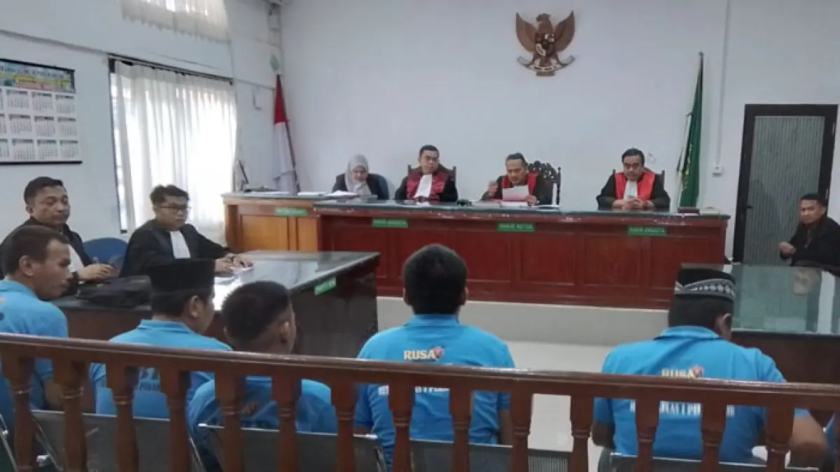 Enam terdakwa perusakan Poskotis Satgas PKH TNTN hadapi sidang di PN Pekanbaru, Kamis (23/4/2026). (Hendrawan Kariman/Riaupos.co)