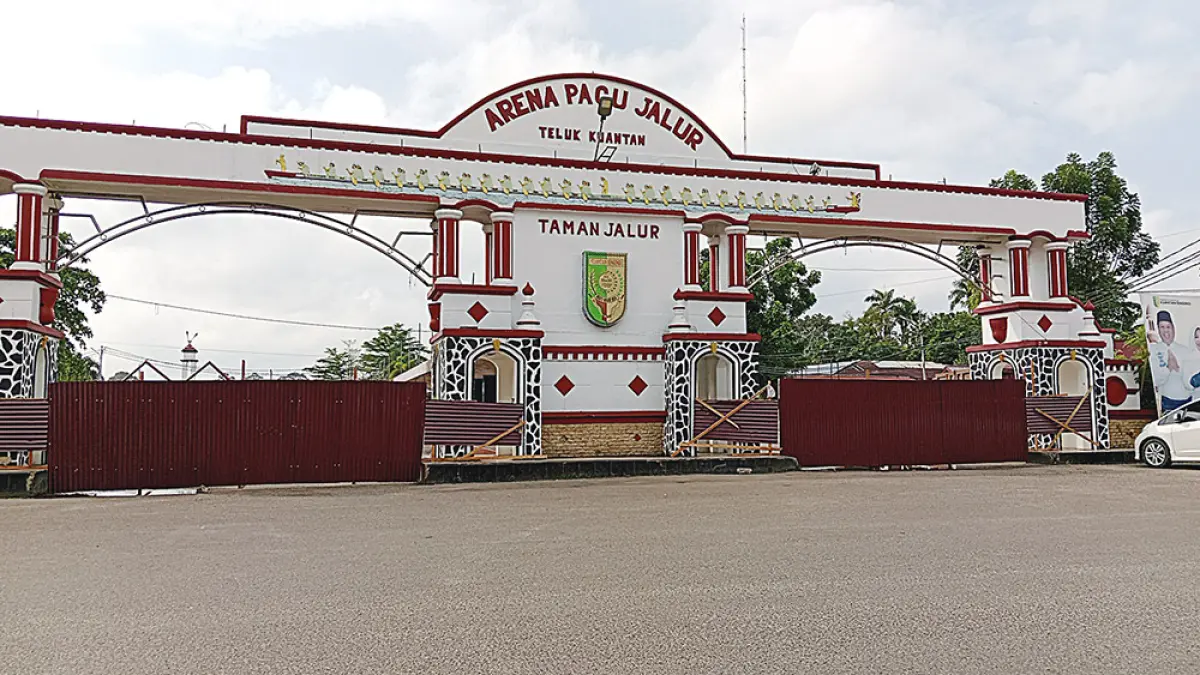 : Gerbang kawasan Taman Jalur  Telukkuantan di Kabupaten Kuantan Singingi sudah ditutup dengan seng, beberapa hari lalu.  Lokasi ini akan menjadi tempat stan UMKM dan bazar selama MTQ ke-44 Provinsi Riau berlangsung. (desriandi candra)