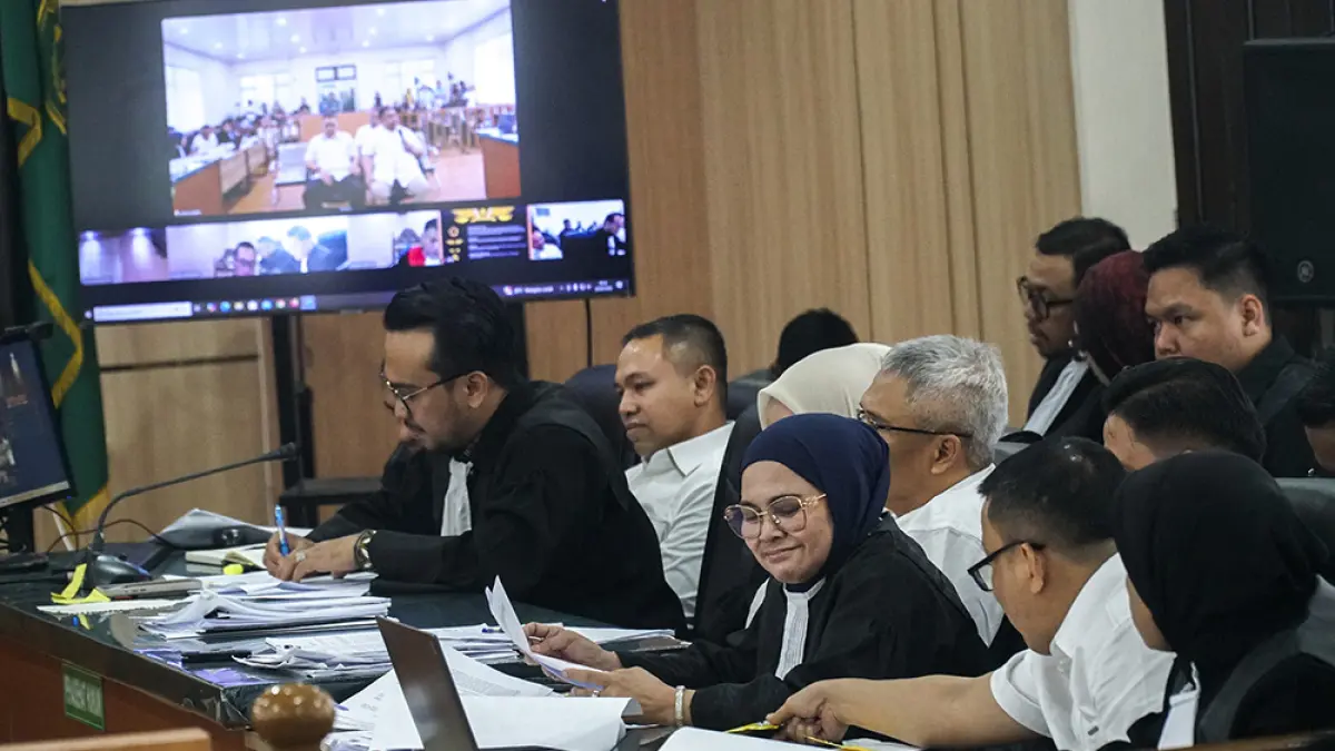 Gubernur Riau nonaktif Abdul Wahid, Kepala Dinas PUPR-PKPP Riau nonaktif Muhammad Arief Setiawan, dan mantan Tenaga Ahli Gubernur Riau Dani M Nursalam saat menjalani sidang di Pengadilan Tipikor pada Pengadilan Negeri Pekanbaru, Rabu (22/4/2026). (MHD AKHWAN/RIAU POS)