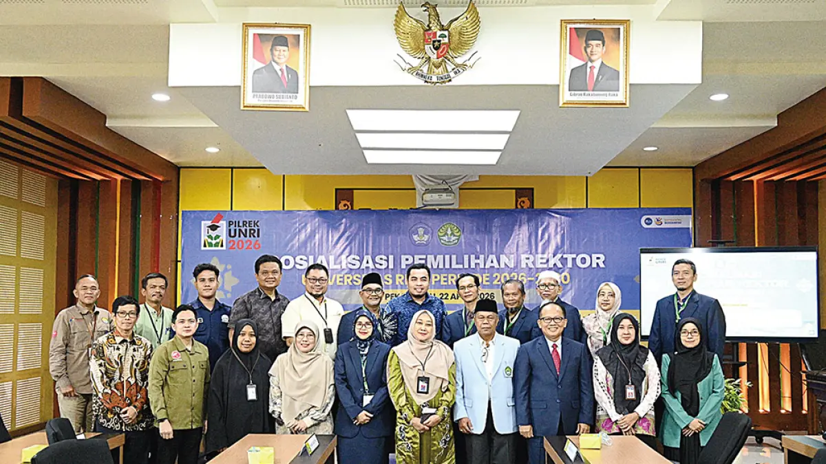 Jajaran pimpinan civitas akademika Unri bersama panitia pemilihan rektor foto bersama usai sosialisasi pemilihan Rektor Unri Periode 2026-2030, Rabu (22/4/2026). (Humas Unri)