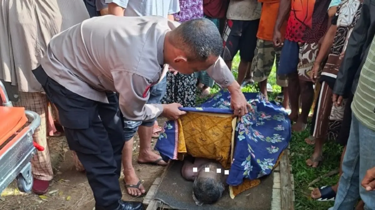 Jenazah Salim, warga Desa Banuaran Kecamatan Kuantan Hilir dievakuasi warga dan polisi usai ditemukan mengapung di Sungai Kuantan, Kamis (23/4/2026) pagi. (Polsek Cerenti)