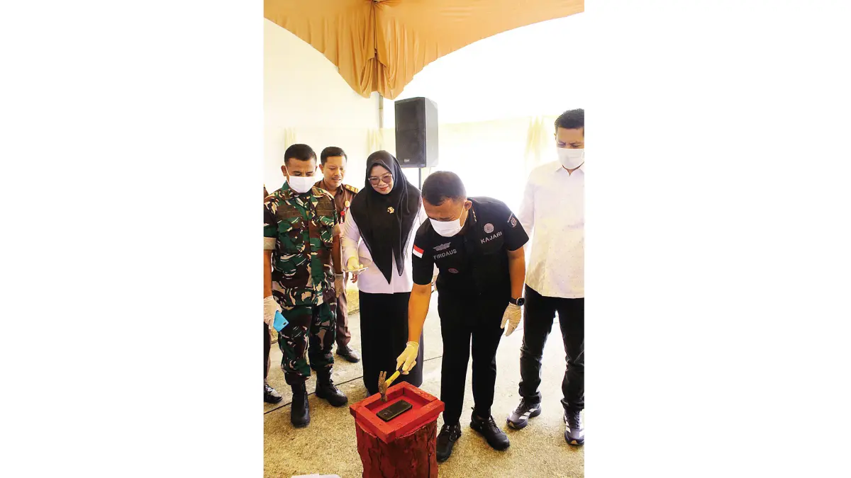 Kajari Rohil Firdaus melakukan pemusnahan barang bukti berupa handphone dengan cara dihancurkan, Rabu (22/4/2026). (kejari rohil)
