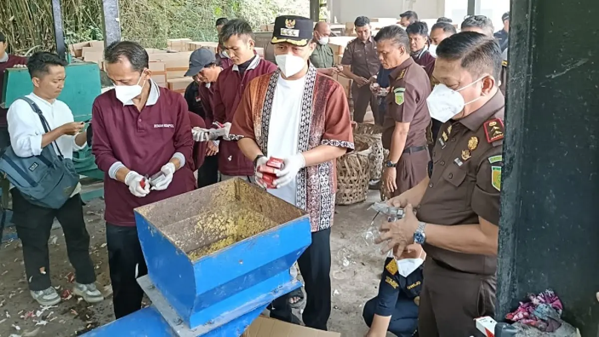 Kajati Riau Sutikno didampingi Wako Pekanbaru Agung Nugroho saat memusnahkan 22 juta batang rokok ilegal, Kamis (23/4/2026). (M ALI NURMAN/RIAUPOS.CO)