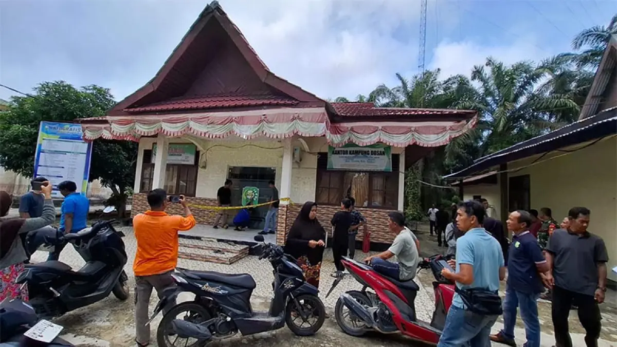 Kantor &nbsp;Desa Dosan, Kecamatan Pusako, Kabupaten Siak, dipasang garis polisi oleh Polsek Bungaraya bersama Satreskrim Polres Siak, Kamis (23/4/2026). (ISTIMEWA)