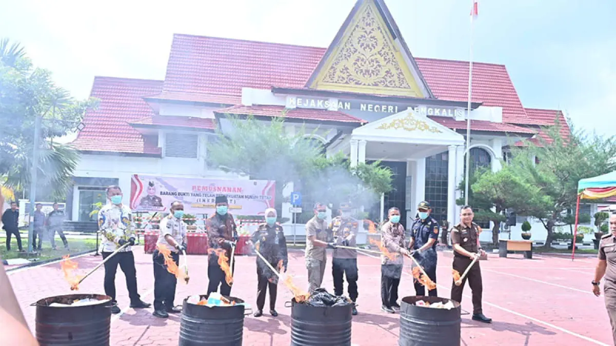 Kejari Bengkalis memimpin pemusnahan barang bukti perkara pidana yang telah berkekuatan hukum tetap di Halaman Kantor Kejari Bengkalis, Rabu (23/4/2026). (ISTIMEWA)
