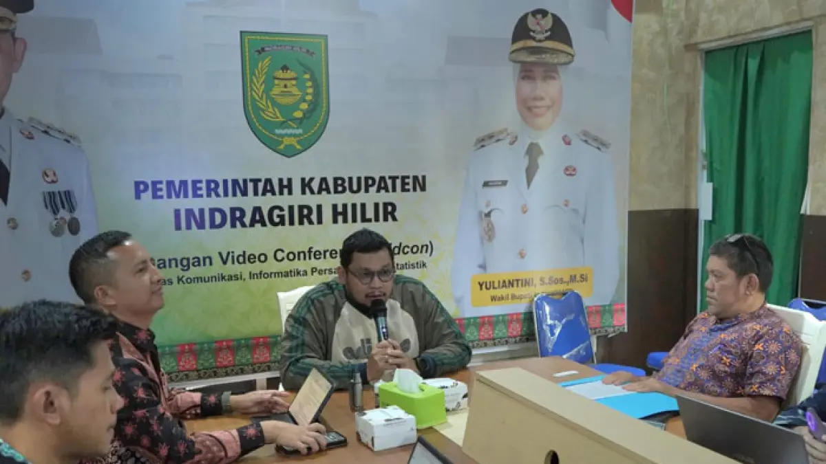 Kepala Diskominfopersantik Inhil, Dhoan Dwi Anggara (tengah) memimpin pembenahan data OPD melalui Pembinaan Statistik Sektoral tahun 2026 di Dinaskominfopersantik Inhil, Kamis (23/04/2026). (Istimewa)