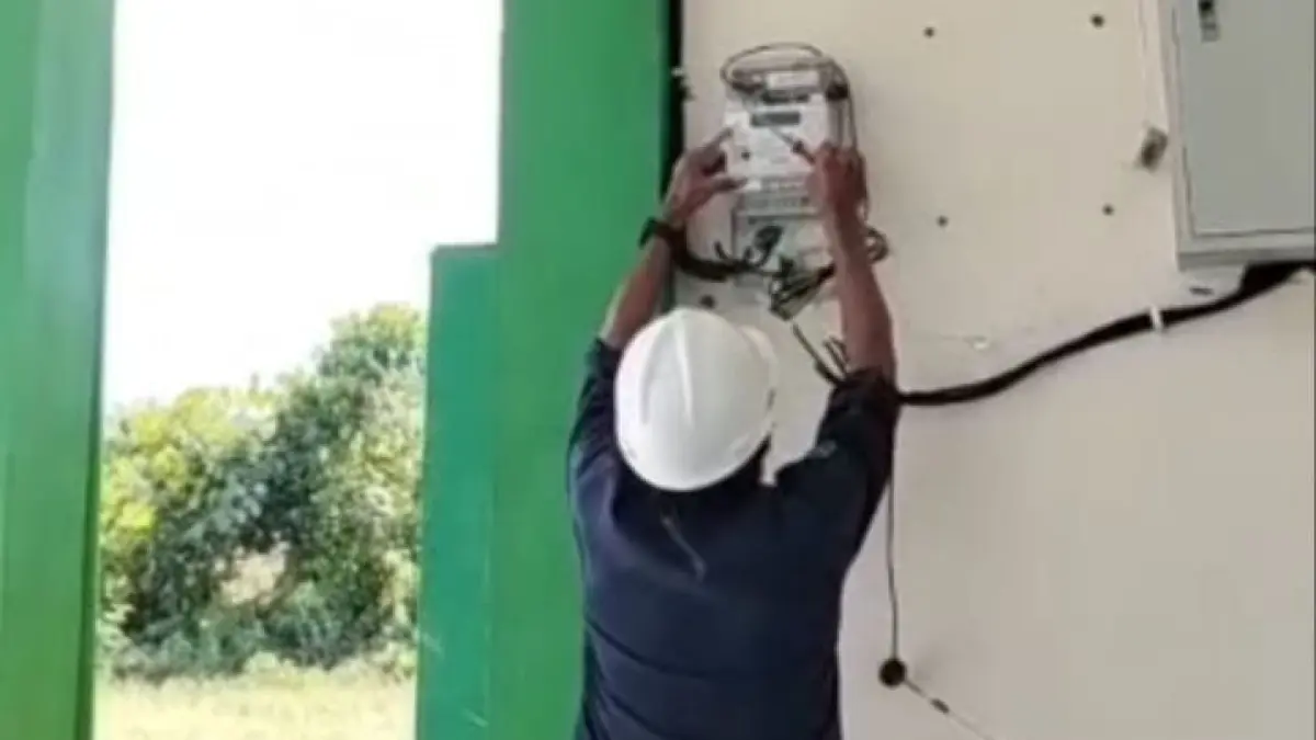 KWH Puskesmas Kuntu, Kecamatan Kampar Kiri Kabupaten Kampar yang sempat diputus dipasang kembali, Kamis (23/4/2026). (ISTIMEWA)
