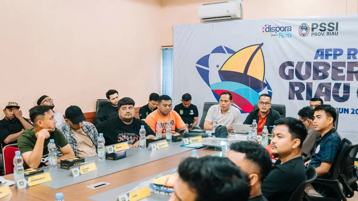 Panitia pelaksana Kejurda Futsal Piala Gubernur Riau 2026 memberikan penjelasan terkait aturan kepada perwakilan peserta saat Match Coordination Meeting di Ruang Rapat Asprov PSSI Riau Jalan Patttimura, Pekanbaru, Rabu (22/4/2026). (Afp riau)