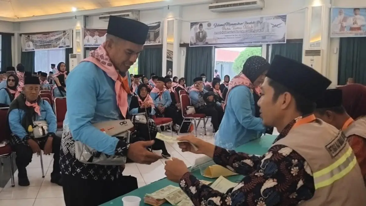 Para jemaah Kloter pertama Riau mulai tiba di asrama haji Batam. (Joko Susilo/Riaupos.co)