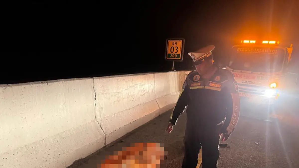 Petugas Sat PJR Ditlantas Polda Riau saat melalukan evakuasi terhadap korban kecelakaan di Tol Permai, Kamis (23/4/2026) dini hari. (Istimewa)