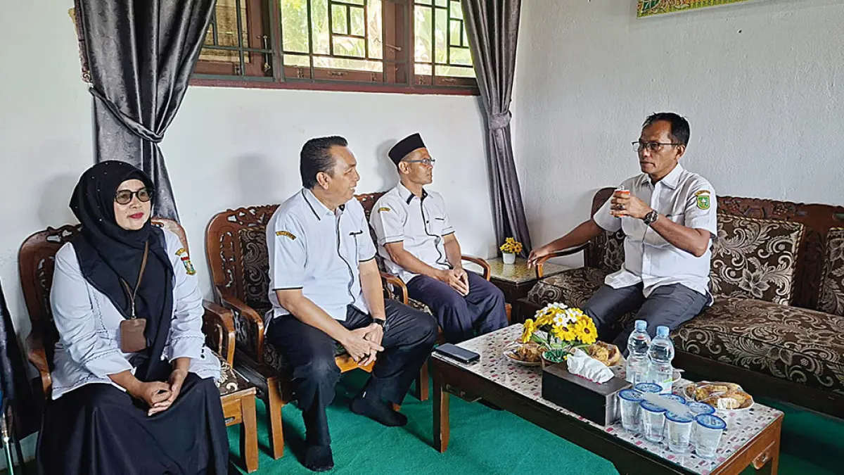Plt Kadisdikpora Kampar Helmi meninjau pelaksanaan TKA 2026 di UPT SDN 001 Desa Tanjung, Kecamatan Koto Kampar Hulu, Kampar, Rabu (22/4/2026). (Disdikpora)
