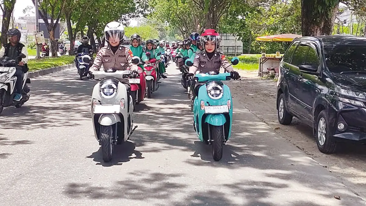 PT Capella Dinamik Nusantara Riau menggelar iven safety riding dalam rangka memperingati Hari Kartini. Kegiatan ini diikuti sejumlah siswi SMK di Pekanbaru, Selasa (21/4/2026). (PT CDN UNTUK RIAU POS)