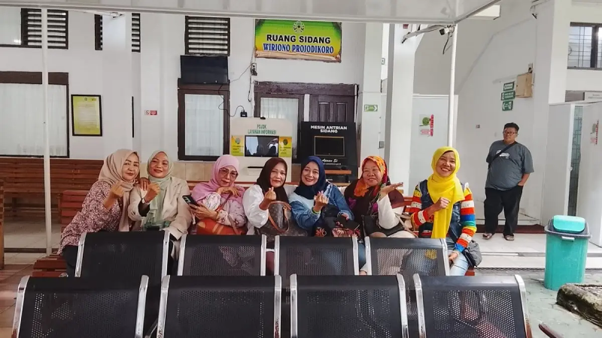 Relawan antikorupsi saat mendatangi Pengadilan Tipikor Pekanbaru, Kamis (23/4/2026). (Istimewa​)