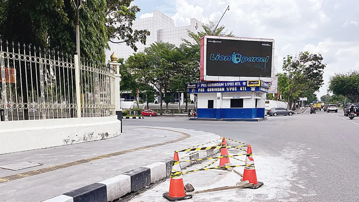 Ruas Jalan Jenderal Sudirman di depan Kantor Gubernur Riau yang sebelumnya mengalami amblas telah diperbaiki Dinas PUPR Riau, Rabu (22/4/2026). (SOLEH SAPUTRA)