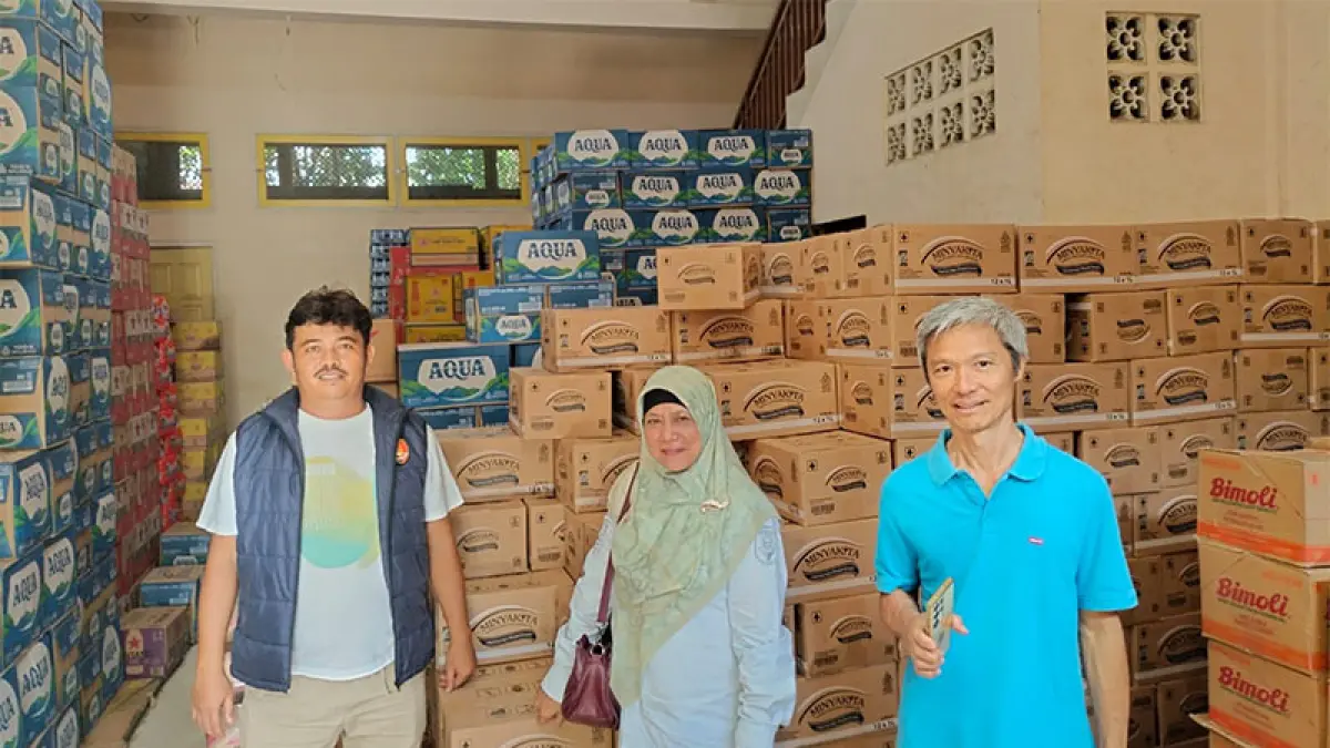 Staf Dinas Kopdagrin dan Bulog Cabang Rengat mendistribusikan 700 Minyak Kita ke Toko Damai Teluk Kuantan, Rabu (22/4/2026). Foto Dinas Kopdagrin Kuansing