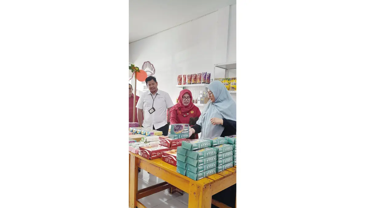 Suci Anggreini (kanan) menunjukkan produk UMKM saat kunjungan perwakilan kampus UNP Padang dan PCR di salah satu outlet UMKM Matahari Bertuah, di Kelurahan Limbungan, Rumbai, beberapa waktu lalu. (phr untuk riau pos)
