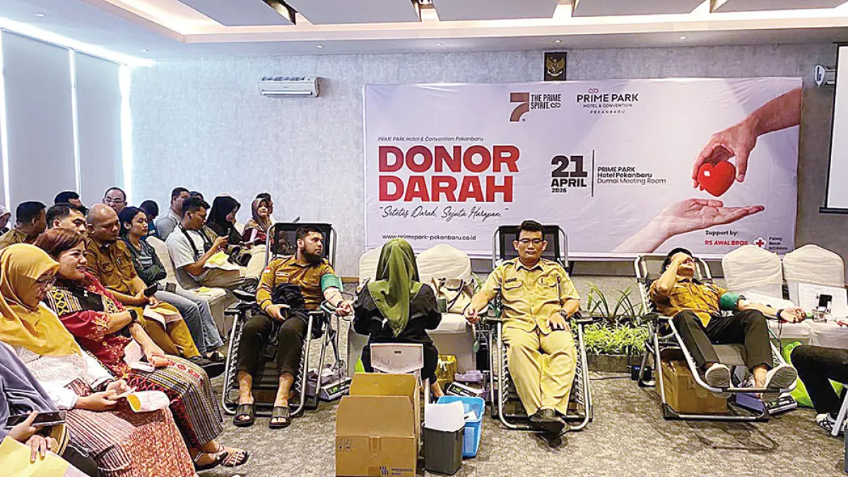 Tamu Prime Park Hotel Pekanbaru mengikuti kegiatan donor darah sempena HUT ke-7 Prime Park Hotel Pekanbaru, Selasa (21/4/2026). (PRAPTI DWI LESTARI)