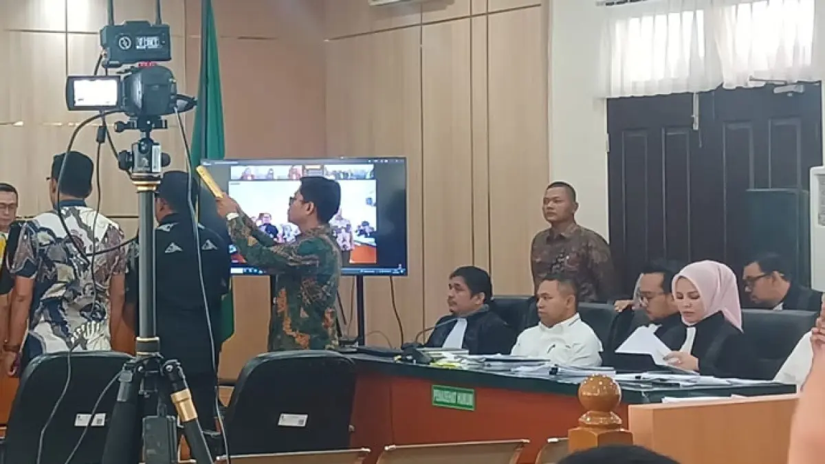 Terdakwa Abdul Wahid didampingi Tim Advokat di Pengadilan Tipikor Pekanbaru, Kamis (23/4/2026).(Hendrawan Kariman/Riaupos.co)