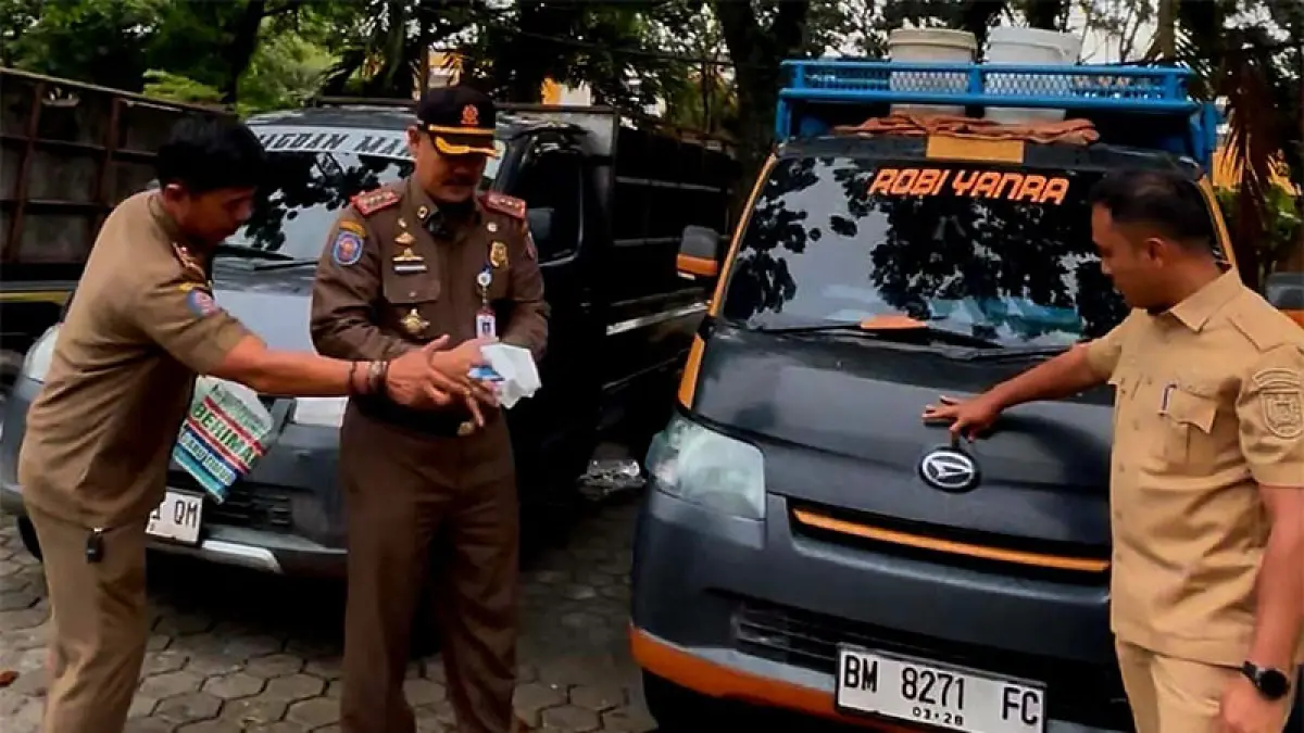 Tiga unit mobil pickup diamankan saat membuang sampah di TPS liar di kawasan Jalan Air Hitam, Kecamatan Payung Sekaki. (ISTIMEWA)
