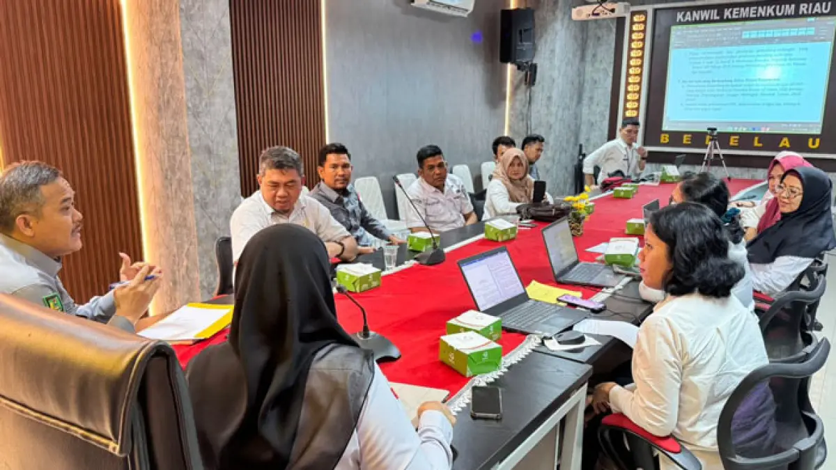 Tim Divisi P3H Kanwil Kemenkum Riau rapat bersama jajaran pejabat dari Pemerintah Kabupaten Rohil, Rabu (22/4/2026). (Humas Kanwil Kemenkum Riau unnntuk Riaupos.co)