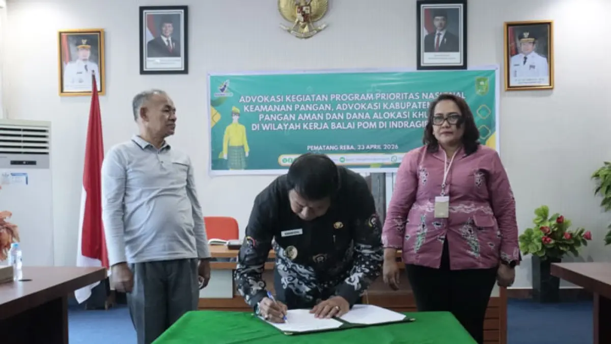 Wabup Inhu Ir H Hendrizal MSI saat menandatangani komitmen dukungan, Kamis (23/4/2026). (Diskominfotik Inhu untuk Riaupos.co)