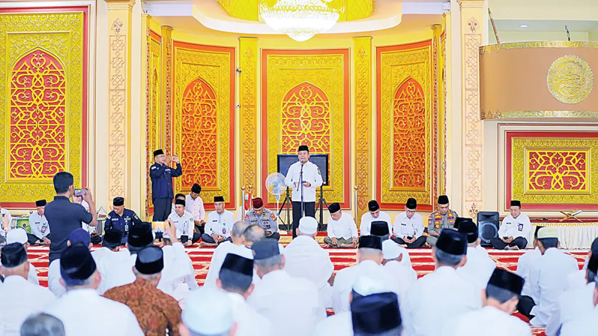 Wakil Bupati Rohul H Syafaruddin Poti memberikan arahan sekaligus membuka acara manasik haji tingkat kabupaten yang diikuti 377 JCH di ruang salat utama MAIC Rohul, Rabu (22/4/2026). (Prokopim Setda Rohul)