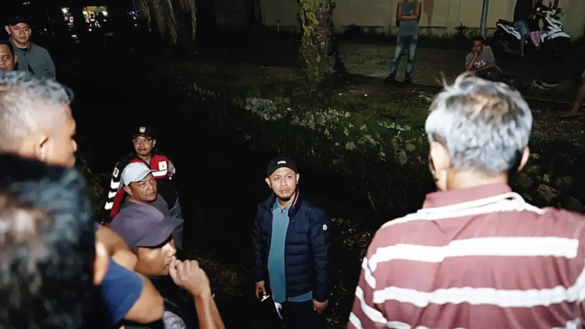  Wali Kota Pekanbaru Agung Nugroho melakukan pengecekan langsung ke titik salah satu banjir di Pekanbaru, Selasa (21/4/2026) malam. (M Ali Nurman)